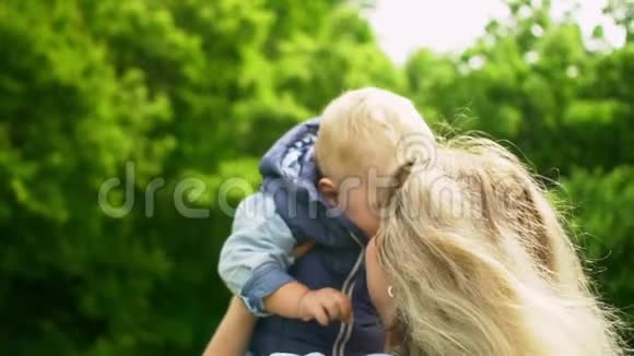 年轻的母亲和她的小儿子在公园里放松和玩耍视频的预览图