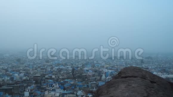 在雾蒙蒙的冬日晨曦中鸟瞰印度JodhpurRajasthan蓝城视频的预览图