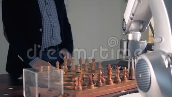 机器人和棋手之间的新游戏视频的预览图