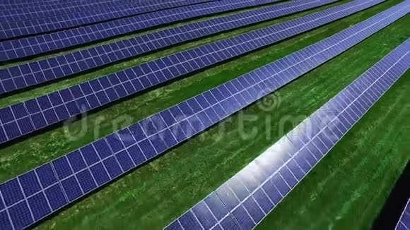 太阳能农场的太阳能电池在阳光下光伏板的鸟瞰图视频的预览图