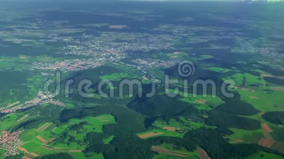 从飞机的窗口俯瞰德国的城市和田野视频的预览图