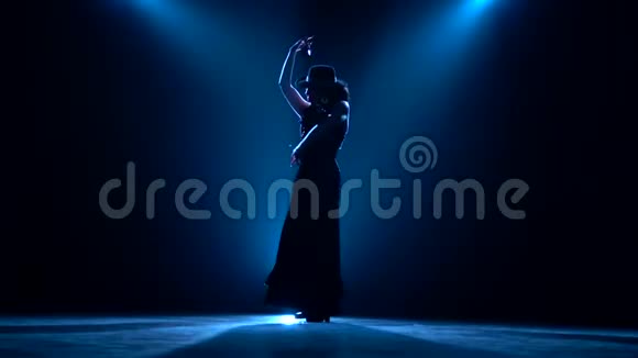 女孩跳舞弗拉门戈蓝色背景剪影视频的预览图