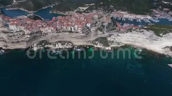 法国科西嘉岛上陡峭的悬崖和博尼法西奥市的鸟瞰图视频的预览图