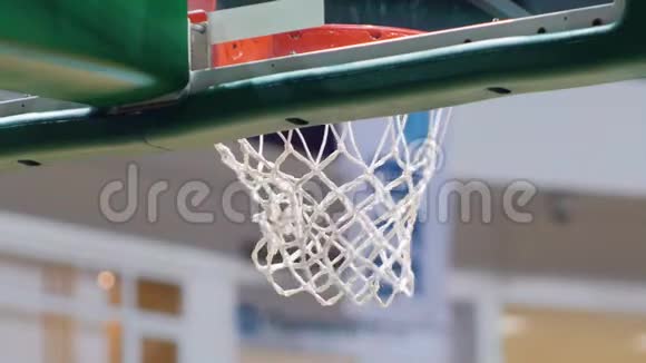 一场篮球比赛把一个球塞进篮球圈击中目标视频的预览图