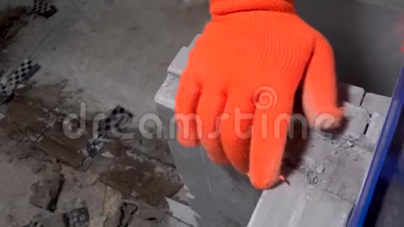 建筑工人用刨床公寓或家庭修理打磨石膏板块视频的预览图