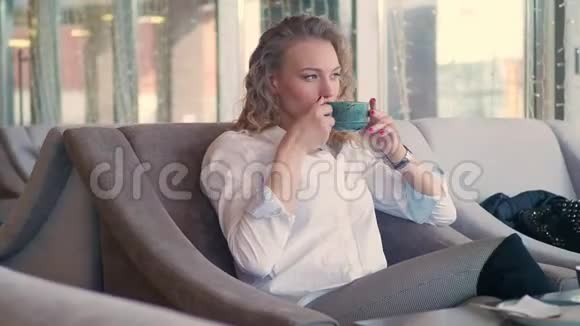 美丽的年轻女人享受茶美女模特女孩在窗边喝咖啡浓缩咖啡或茶视频的预览图
