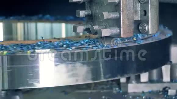 金属磨床在磁盘上做线金工数控铣床视频的预览图