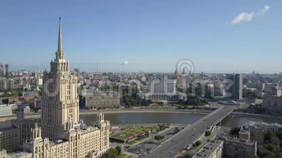 莫斯科乌克兰酒店的鸟瞰图老苏俄斯大林高楼大厦位于现代莫斯科市中心视频的预览图