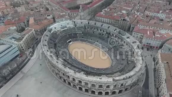 飞越尼米斯市的古罗马圆形剧场视频的预览图
