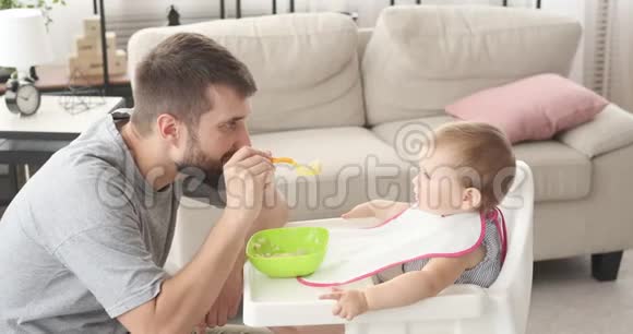 爸爸喂可爱的女婴视频的预览图