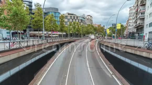 Catalanes高速公路上的地下通道正朝市中心方向行驶视频的预览图