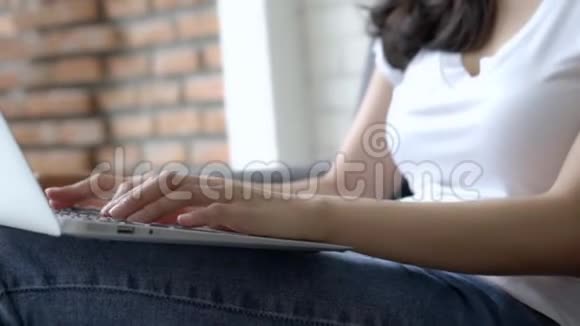 坐在客厅沙发上的自由职业的自由职业妇女的特写视频的预览图