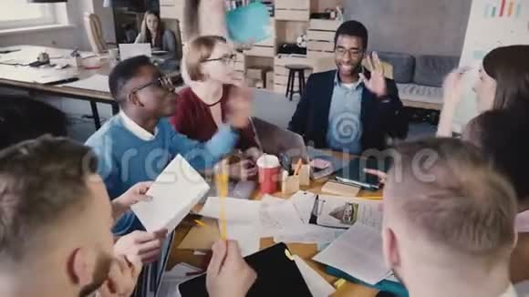 商务人士在办公室会议上集思广益快乐创意多种族销售机构工作人员笑着说4K视频的预览图