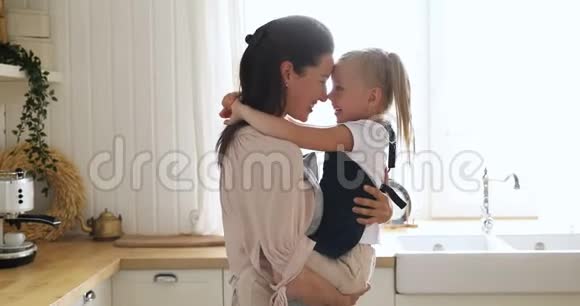 幸福可爱的年轻妈妈抱着可爱的小女儿拥抱在一起视频的预览图
