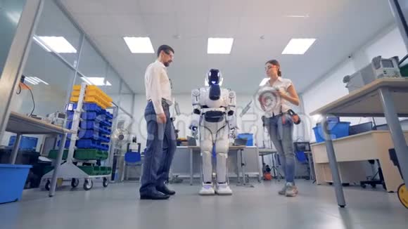 白色机器人模仿人的动作视频的预览图