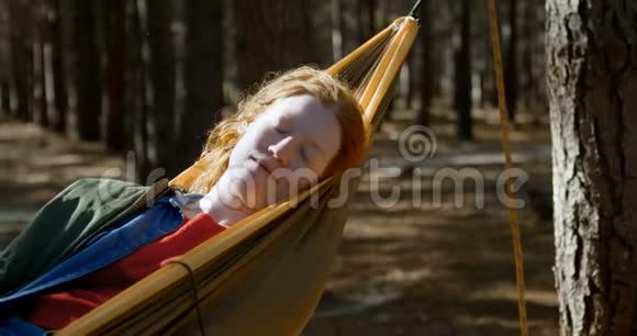睡在森林吊床上的女人视频的预览图