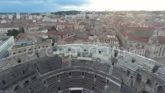 飞越尼米斯市的古罗马圆形剧场视频的预览图