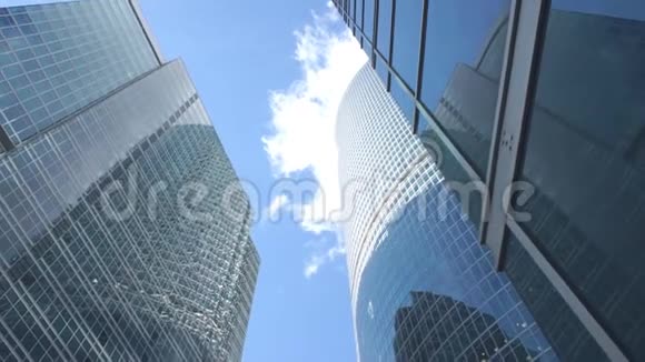 阳光明媚的日子高楼大厦的玻璃立面视频的预览图