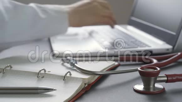 医生用电脑重点放在前台听诊器上视频的预览图
