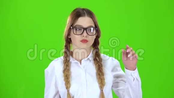 穿格子裙的女学生摘下眼镜打哈欠绿色屏幕视频的预览图
