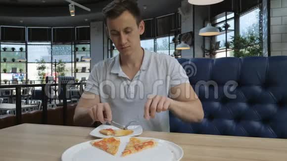 小帅哥在咖啡馆吃披萨视频的预览图