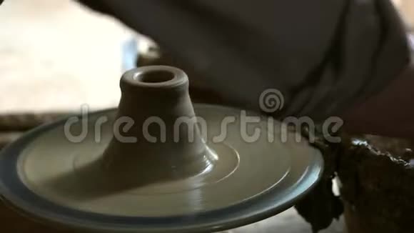 工匠手工制作陶碗视频的预览图