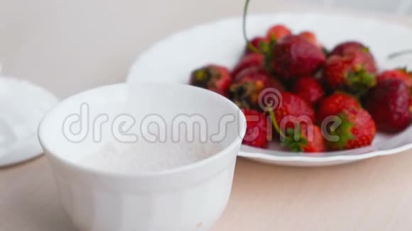 女人把草莓蘸糖贴身女人手挨着一盘草莓视频的预览图