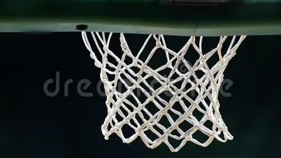 一场篮球比赛把一个球塞进篮球圈球正好击中目标慢动作视频的预览图