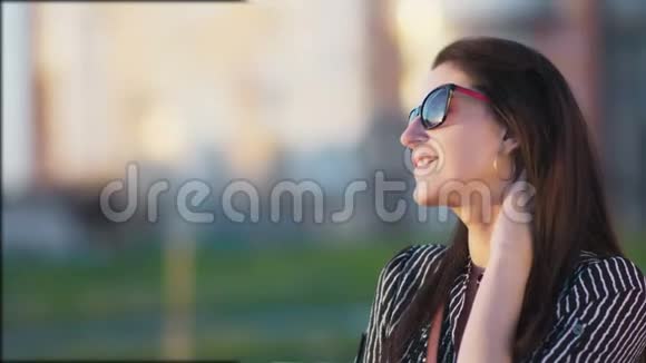 迷人的女人在日落时在公园里放松和享受阳光视频的预览图