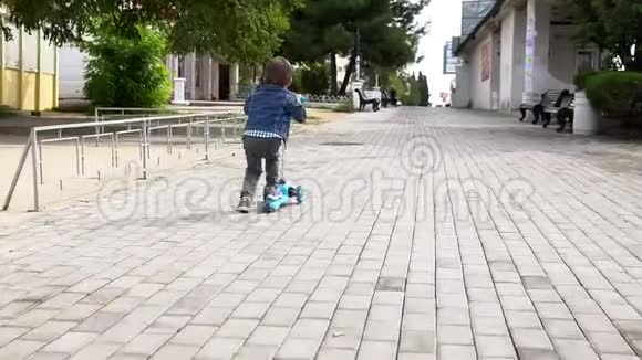 在街上骑摩托车的小男孩视频的预览图