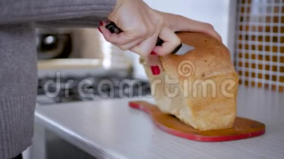 家庭早餐年轻女子早上在切面包把一个穿着休闲服装的年轻女人关起来视频的预览图
