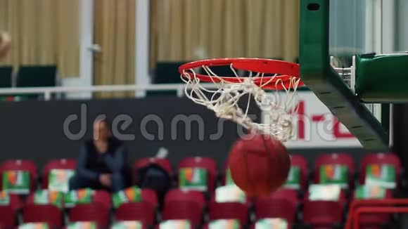 一场篮球比赛把一个球塞进篮球圈蓝色和黄色的灯慢动作视频的预览图