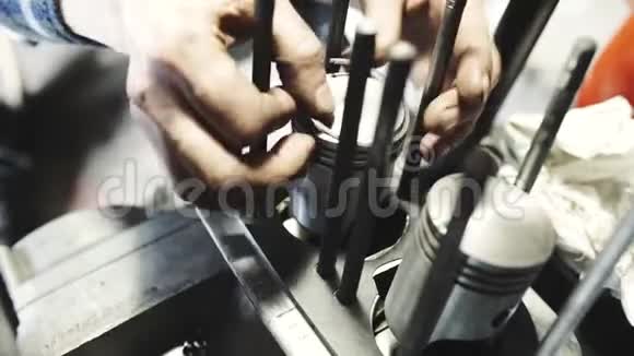 机械师修理坏了的发动机机械师修理旧摩托车发动机把戒指戴在活塞上特写镜头视频的预览图