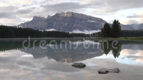 加拿大阿尔伯塔省班夫国家公园有清晨心情的伦德尔山和两个杰克湖视频的预览图