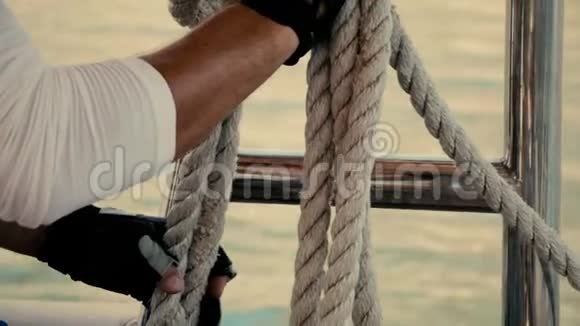 水手在游艇上转动绳子视频的预览图