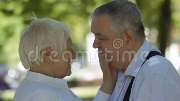 可爱的高级女人亲吻她的丈夫视频的预览图