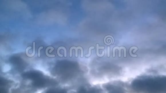穆迪的天空和云彩在运动抽象的自然背景视频的预览图