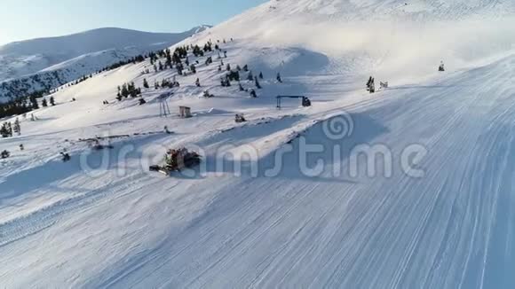 一台扫雪机正骑在一座山的山上在4K的背景下看到了惊人的景色视频的预览图
