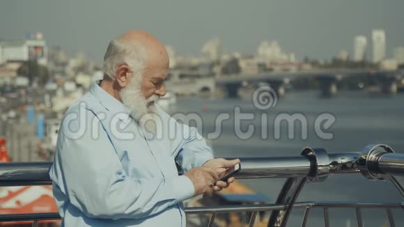 河边的老人带着电话视频的预览图