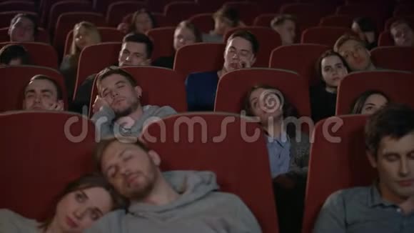 无聊的观众在电影院看电影观众从无聊的电影中睡着了视频的预览图