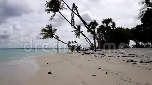 令人惊叹的美丽白色沙滩绿松石水和蓝天白云观马尔代夫时光流逝视频的预览图
