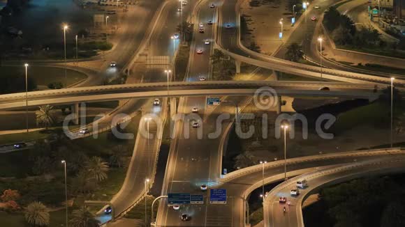晚上在迪拜的大路路口加速视频模式视频的预览图