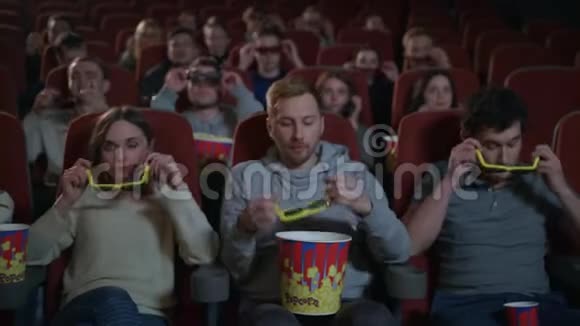 电影院里戴着3d电影眼镜的人电影娱乐视频的预览图