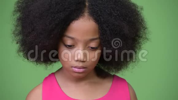 年轻悲伤的非洲女孩一头非洲头发低头思考视频的预览图