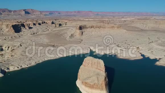 美国亚利桑那州鲍威尔湖瓦华普湾孤岩的鸟瞰图视频的预览图