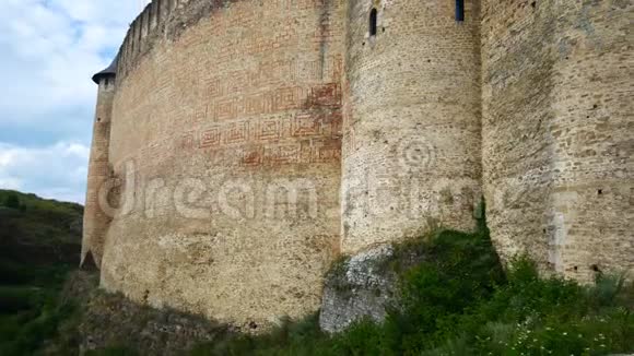 古堡的全景有坚固城墙的石堡视频的预览图