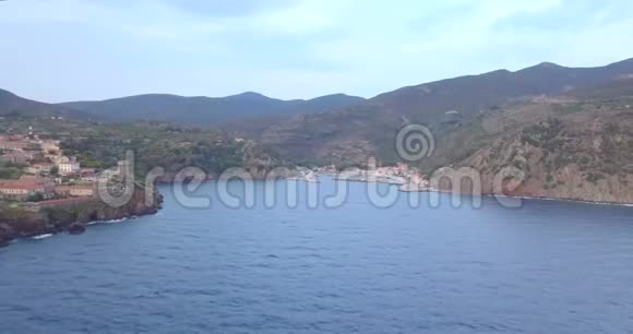 卡普里亚岛海港航空景观视频的预览图
