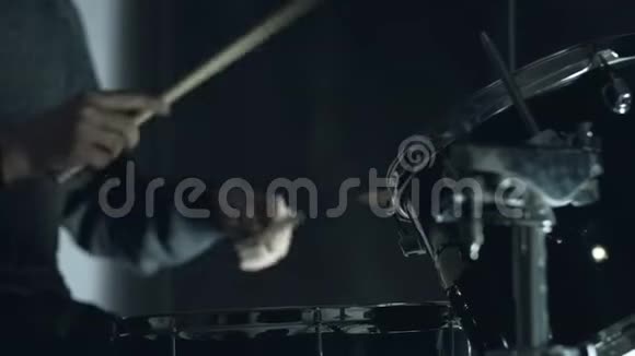 爵士鼓手在音乐会上演奏鼓声背景是黑色的视频的预览图