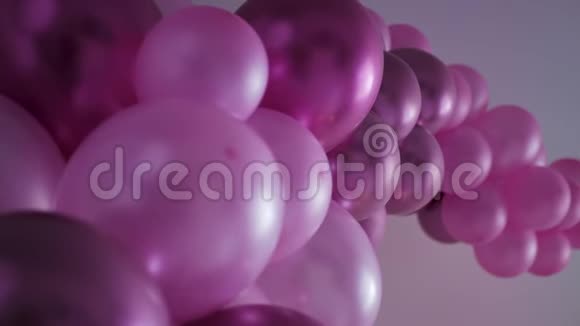 一群紫色的气球以触手的形式矗立视频的预览图