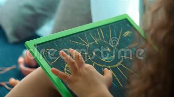 年轻的艺术家小孩子艺术家用石墨铅笔画画布坐在桌子上画画布视频的预览图
